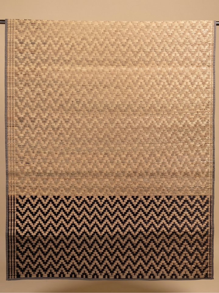 Aruvi Pattamadai Pai with a zigzag pattern on a beige background